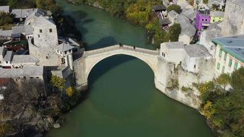 vista aérea da ponte velha em mostar, bósnia e herzegovina video