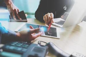 concepto de reunión del equipo de red de tecnología médica. doctor mano trabajando teléfono inteligente tableta digital moderna computadora portátil interfaz de historial médico, servidor compacto en primer plano foto