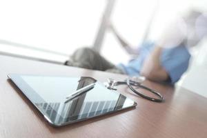 médico que trabaja con tableta digital en la oficina del espacio de trabajo médico como concepto