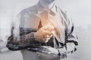 doble exposición de un médico inteligente que sostiene una tableta digital, estetoscopio con la ciudad de Londres, bigben, vista frontal, efecto de filtro foto