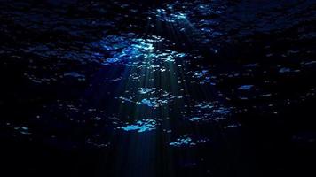 ondas do oceano subaquático escuro ondulam e fluem com raios de luz - loop video