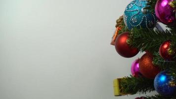 concepto de temporada de saludo ajuste manual de adornos en un árbol de navidad con luz decorativa foto