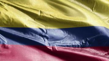 colombia textilflagga vajar på vindslingan. colombianska banner vajande på vinden. tyg textilvävnad. full fyllning bakgrund. 10 sekunders loop. video