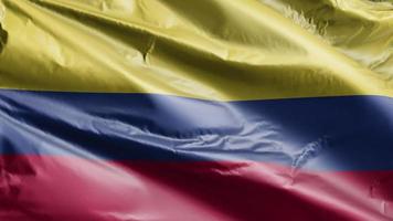 bandera de colombia ondeando lentamente en el bucle de viento. estandarte colombiano balanceándose suavemente con la brisa. fondo de relleno completo. Bucle de 20 segundos. video