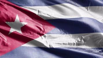 bandeira têxtil de cuba acenando lentamente no loop de vento. bandeira cubana balançando suavemente na brisa. tecido tecido têxtil. fundo de preenchimento completo. Ciclo de 20 segundos. video