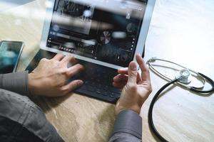 concepto de tecnología médica. mano del médico trabajando con una computadora de pantalla de base de tableta digital moderna con interfaz de gráfico médico, foto de efecto de bengala solar