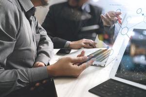 reunión del equipo de negocios. foto inversor profesional trabajando en un nuevo proyecto de puesta en marcha. tarea de finanzas. tableta digital teclado de acoplamiento computadora portátil teléfono inteligente usando, efecto de película de filtro