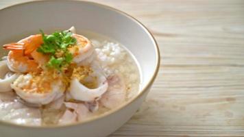 mingau ou sopa de arroz cozido com tigela de frutos do mar video