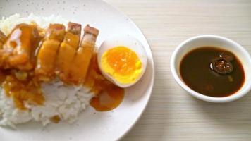 knuspriges Schweinebauch auf Reis mit Barbecue-Rotsauce