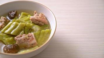 courge amère avec soupe de côtes levées de porc - style de cuisine asiatique video