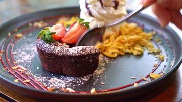 lave de gâteau au chocolat avec de la glace video