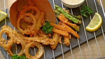gefrituurde groentemix in tempura stijl video