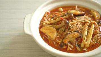 geroerbakte pittige paddenstoel met tom yum soep - veganistische en vegetarische eetstijl video