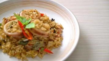 Arroz frito casero con albahaca y hierbas picantes con calamar o pulpo - estilo de comida asiática video