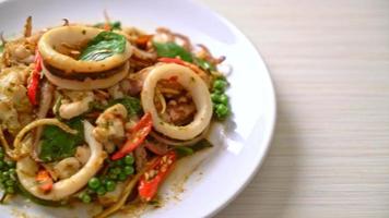 mexa manjericão santo frito com polvo ou lula e erva - estilo de comida asiática video