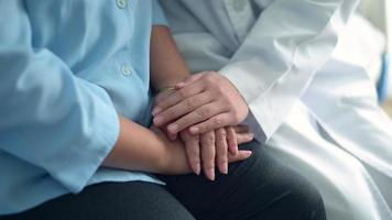 mani ravvicinate del medico e del paziente oncologico che si consultano in ospedale