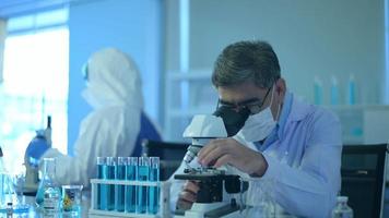 cientista usando microscópio durante experimento no conceito de saúde de laboratório, ciência e tecnologia