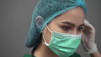 médico famoso quitándose la máscara protectora video