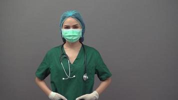 médico famoso con máscara protectora sobre fondo gris video