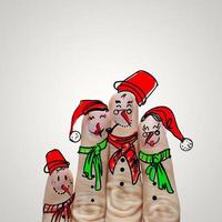 encantadora familia dibujada a mano y dedo de muñecos de nieve, como idea conceptual foto