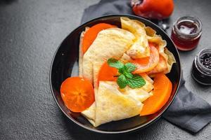 caqui panqueques delgados fruta crepe desayuno postre dulce comida saludable