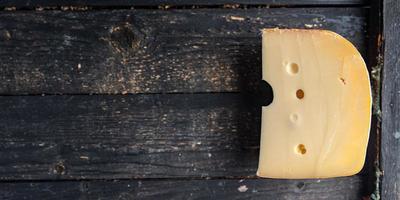 agujeros de queso maasdam envejecido duro, radamer, masdamer fondo de alimentos saludables dietéticos frescos foto