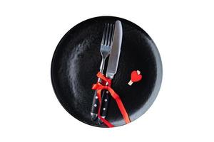 ajuste de la mesa día de san valentín cubiertos tenedor, cuchillo, plato fondo de comida de vacaciones de san valentín foto