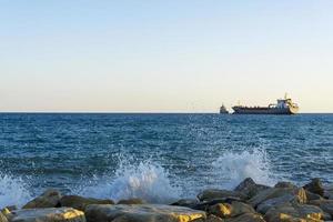 barco en el mar mediterráneo frente a la costa de chipre. foto