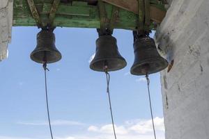 colgando campanas en el campanario de la iglesia. foto