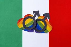 la bandera de italia y el corazón en forma de bandera lgbt. foto
