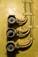 viejos interruptores giratorios soviéticos, pintados de amarillo. foto