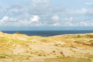 impresionantes vistas de las dunas de arena gris en el istmo de Curlandia. foto