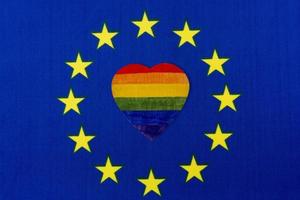 la bandera de la unión europea y el corazón en forma de bandera lgbt. foto