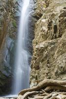 una vista de una pequeña cascada en las montañas troodos en chipre foto