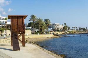 torre de rescate en la playa del mar. pafos, chipre. foto