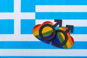 la bandera de grecia y el corazón en forma de bandera lgbt. foto