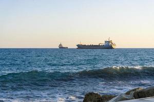 barco en el mar mediterráneo frente a la costa de chipre. foto