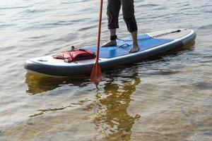 standup paddleboarding están en el río moscú, strogino. foto