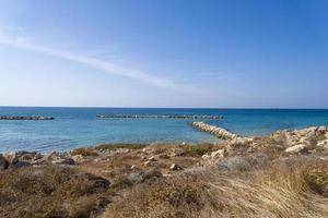 piedras en el mar contra las olas en chipre. foto