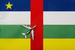 avión sobre la bandera del concepto de viaje de la república centroafricana. foto