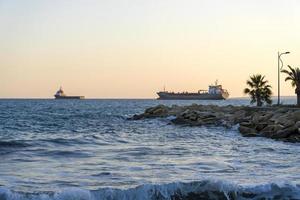 buques de carga en el horizonte del mar mediterráneo. foto