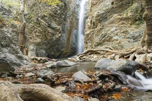 una vista de una pequeña cascada en las montañas troodos en chipre foto
