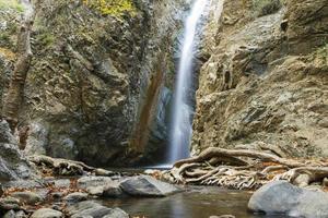 una vista de una pequeña cascada en las montañas troodos en chipre foto