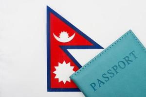 contra el fondo de la bandera de nepal hay un pasaporte. foto