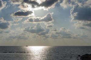 nubes oscuras y pesadas cubrían el cielo azul sobre el mar mediterráneo. nubes de lluvia dura. foto