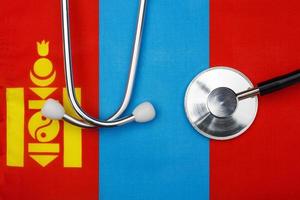 bandera de mongolia y estetoscopio. el concepto de medicina. foto