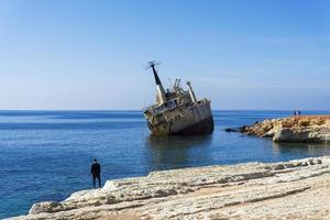 barco abandonado que naufragó cerca de la costa de chipre foto