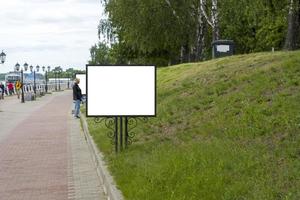 maqueta de cartelera en blanco, tablero de información pública con espacio de copia en la calle, cerca del puerto. foto