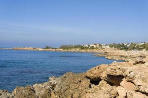 costa rocosa de chipre con hoteles en un día soleado. foto