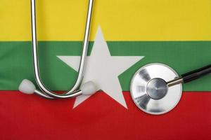 bandera y estetoscopio de myanmar. el concepto de medicina. foto